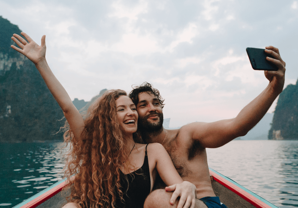 couple-taking-selfie-on-a-longtail-boat-plh3rzx